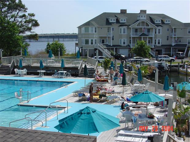 Yacht Club Pool