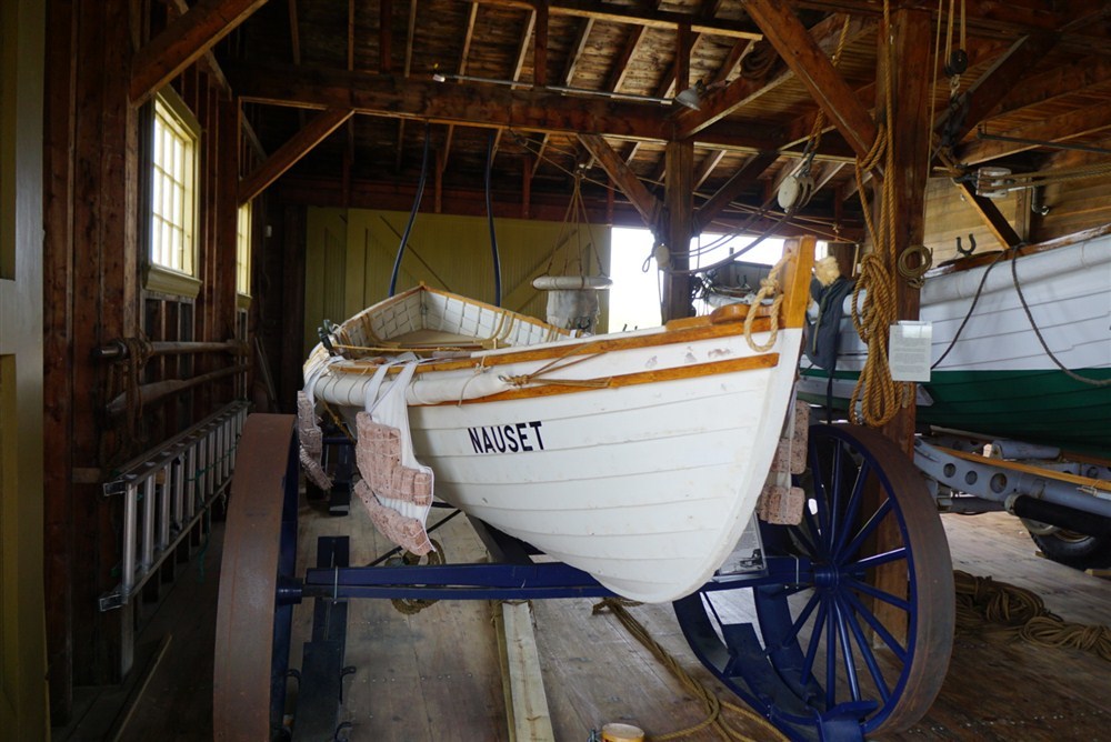 Lifesaving boat