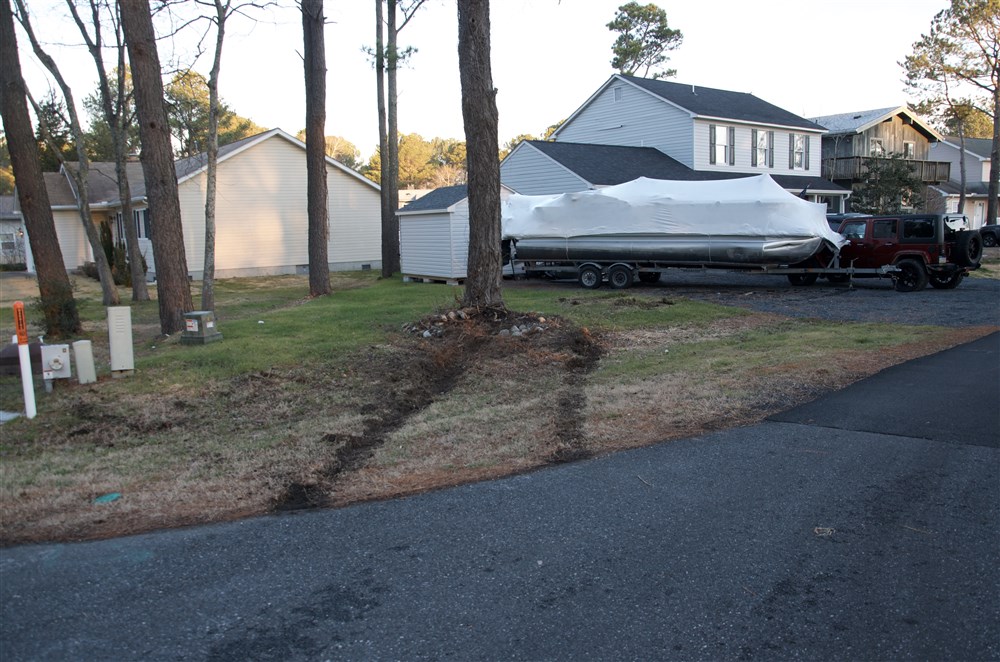 Hits Tree, Pontoon, Jeep